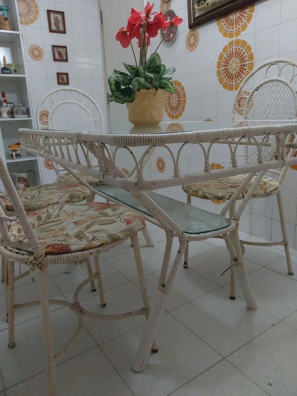 Mesa com tampo de vidro e 5 cadeiras  - Foto 3
