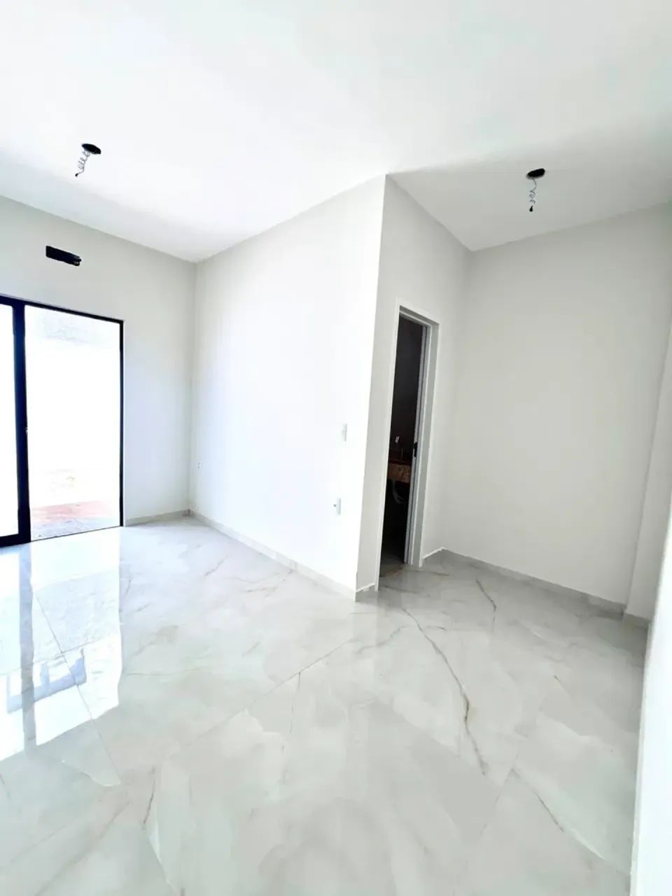 Casa Plana Moderna a 150m da CE-010 | Design Imponente e Excelente Quintal - Foto 4