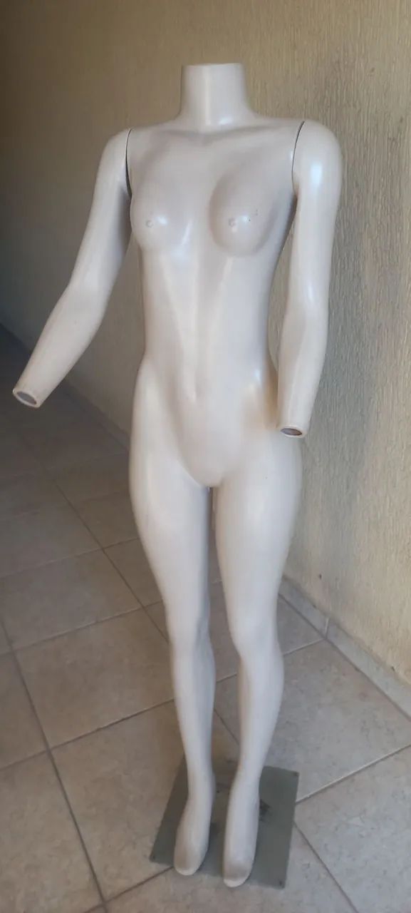 MANEQUIM FEMININO COM PEDESTAL EM ESTADO DE ZERO 