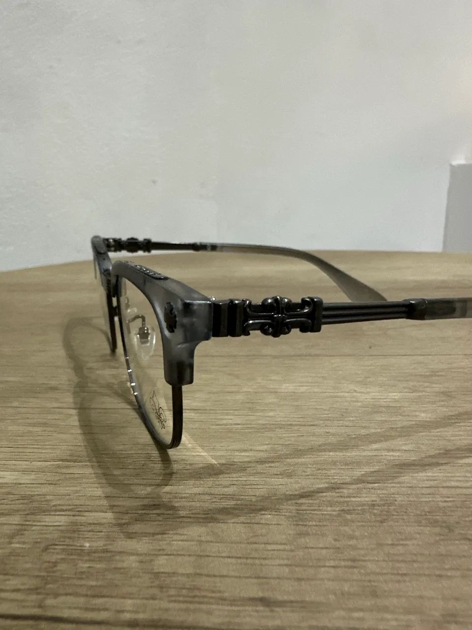 Óculos Chrome Hearts cinza CH08 Com filtro de luz azul  - Foto 5