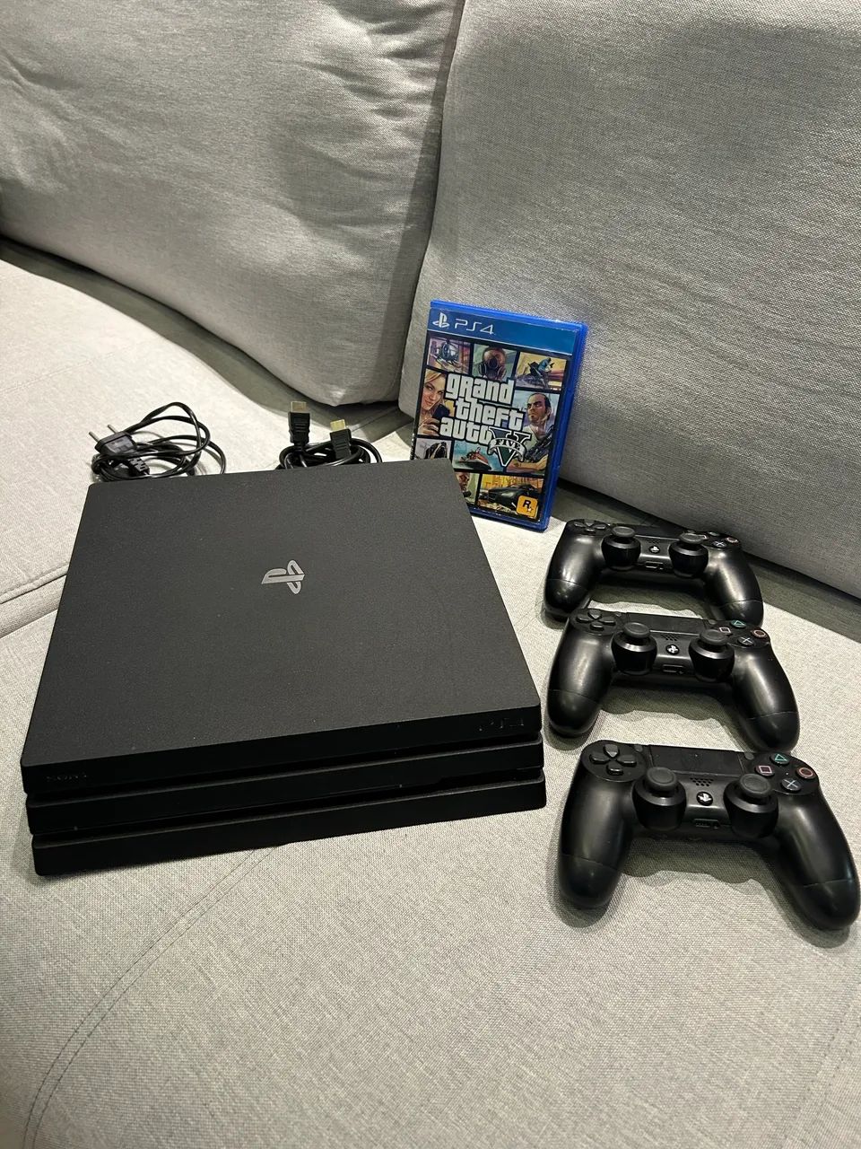 PS4 Pro 4K 1TB COM 3 CONTROLES SEM DETALHES 