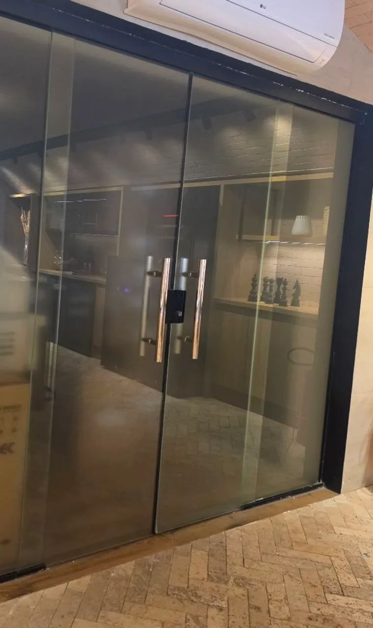 Vendo Porta de vidro temperado com adesivo preto - Foto 3