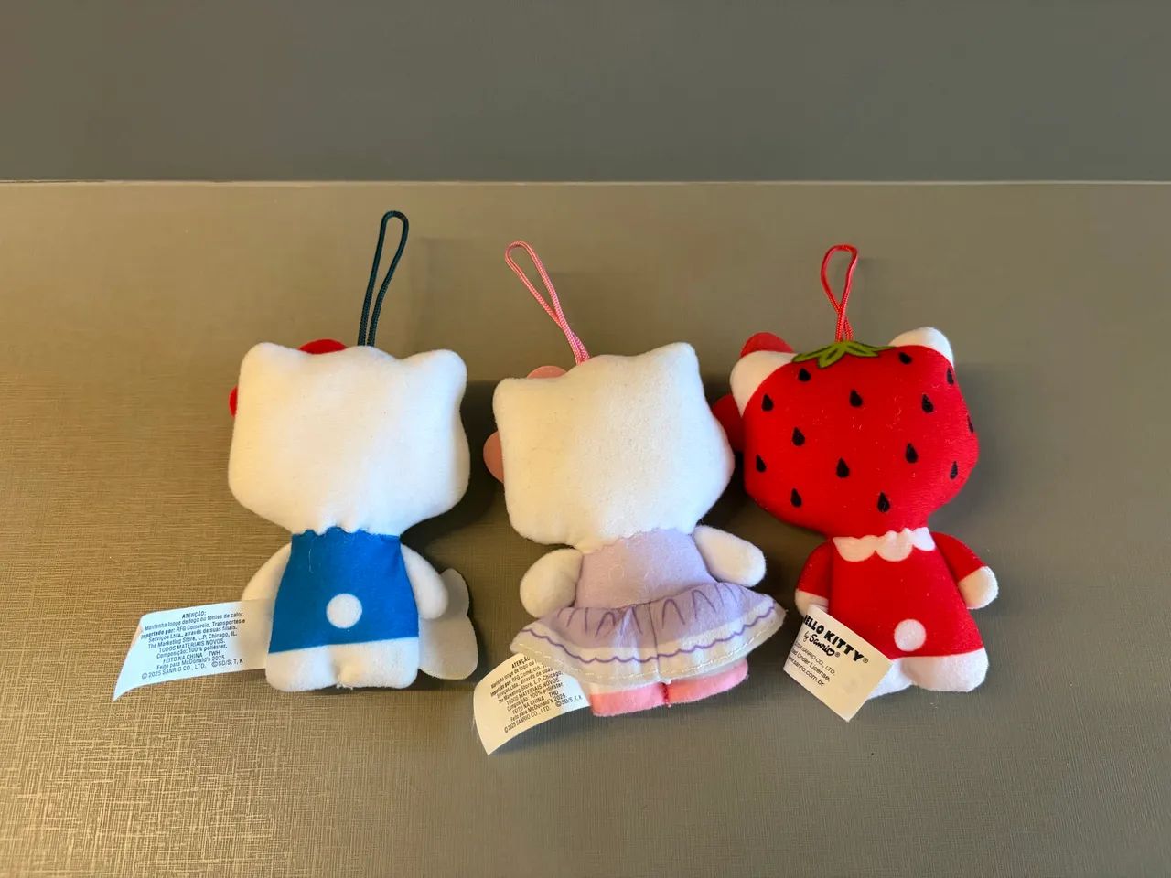 Kit com 3 mini Hello Kitty lMcDonald's, pelúcia em excelente estado. - Foto 2