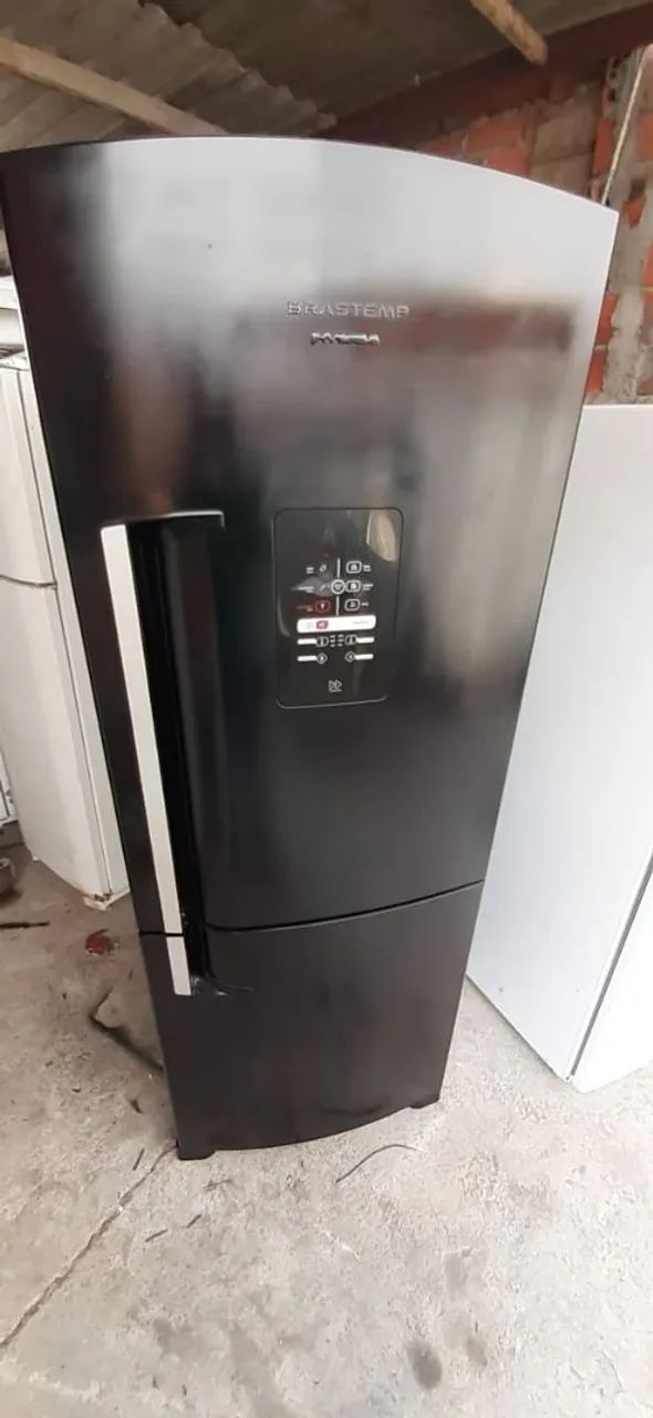 Geladeira preta
