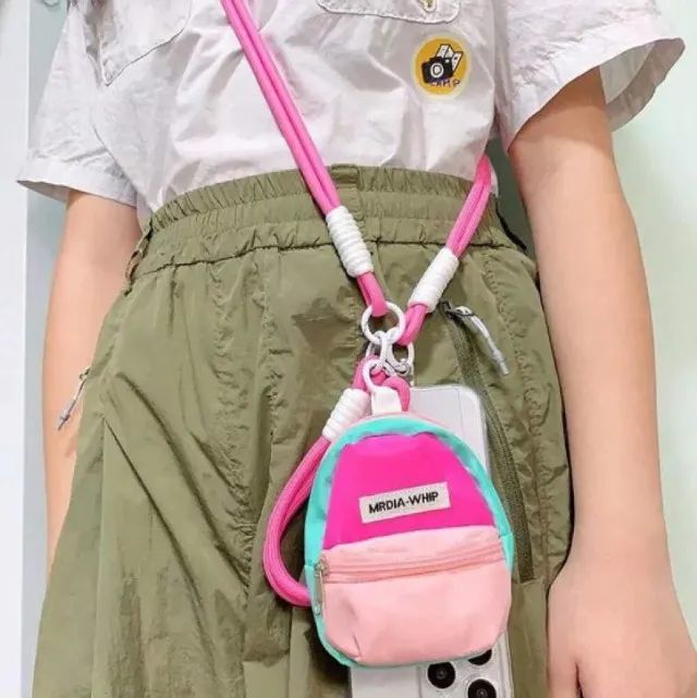 CORDÃO DE PESCOÇO SUPORTE P CELULAR UNIVERSAL E BOLSA 2 EM 1 (Mão e pescoço) 
