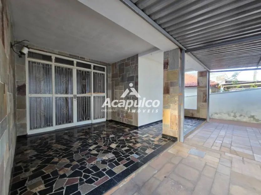 Casa para alugar com 03 quartos no Centro em Americana/SP