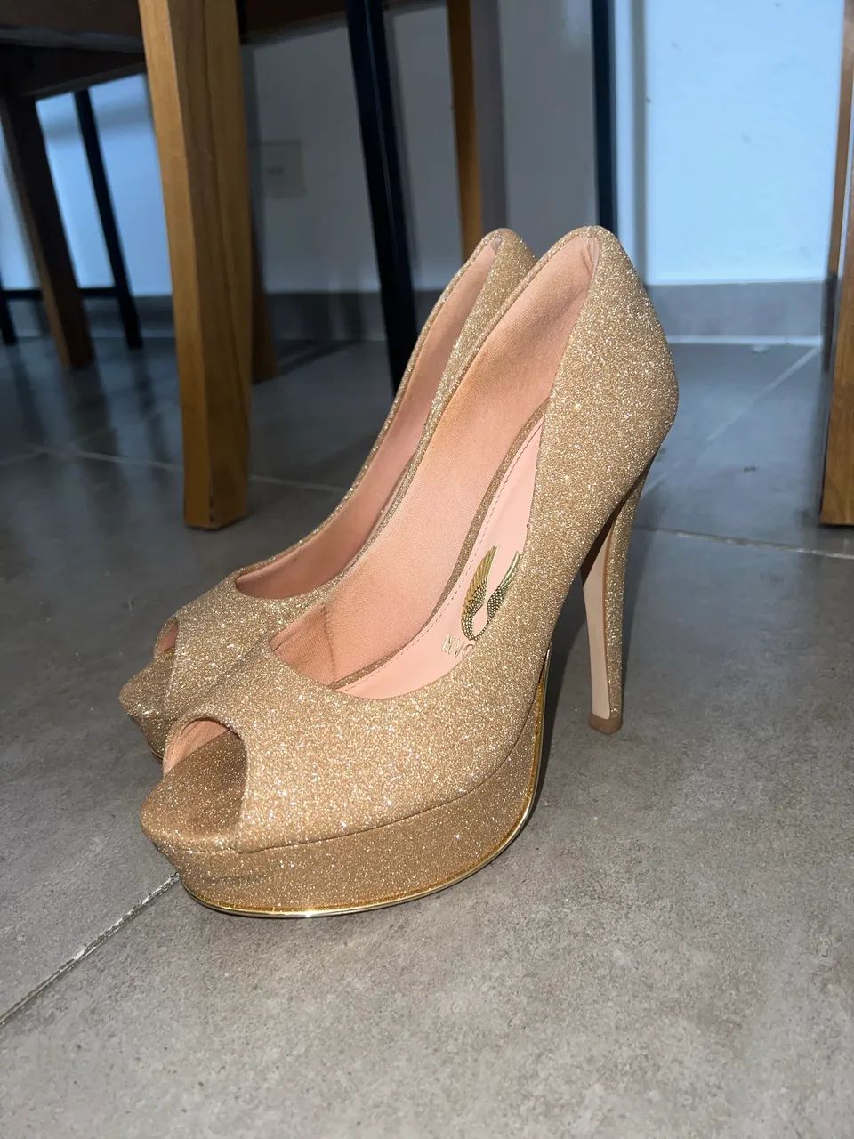 Salto Invoice dourado com glitter