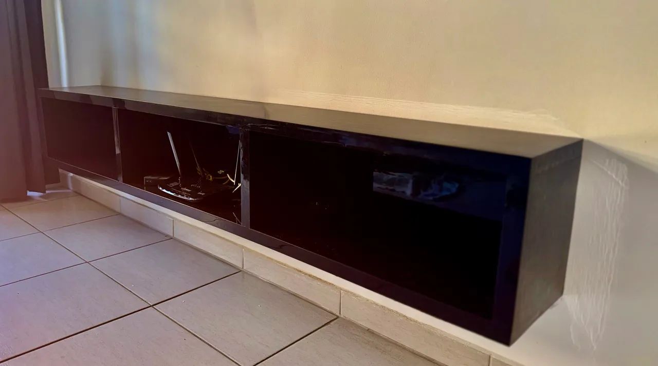 Rack suspenso em MDF preto brilho 