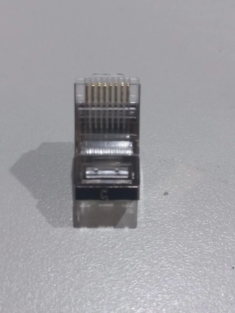 Conector RJ45 macho blidado;