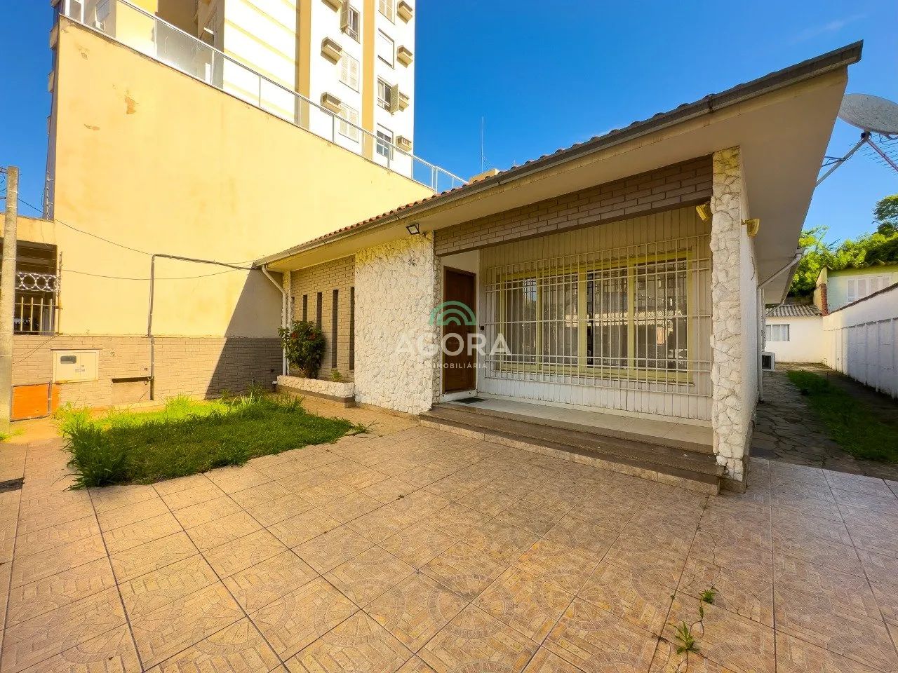 Casa Comercial com 4 (quatro) Dormitórios.