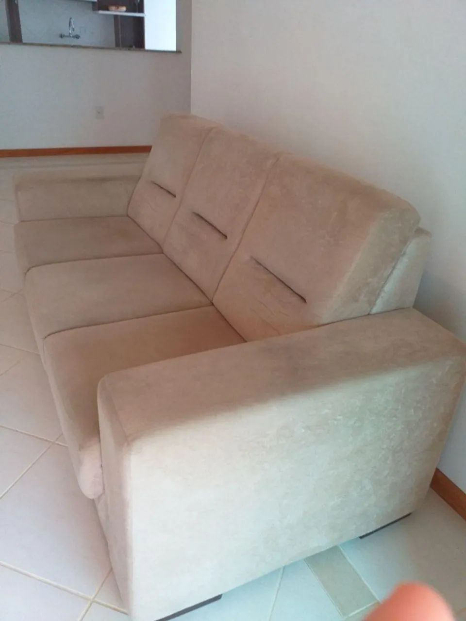 Sofá tecido 3 lugares cor marfim/bege - Foto 4