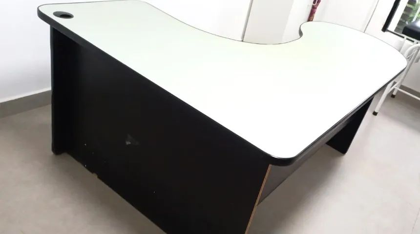 mesa de escritório em L, MDF, sem gavetas, preta com tampo verde - Foto 2
