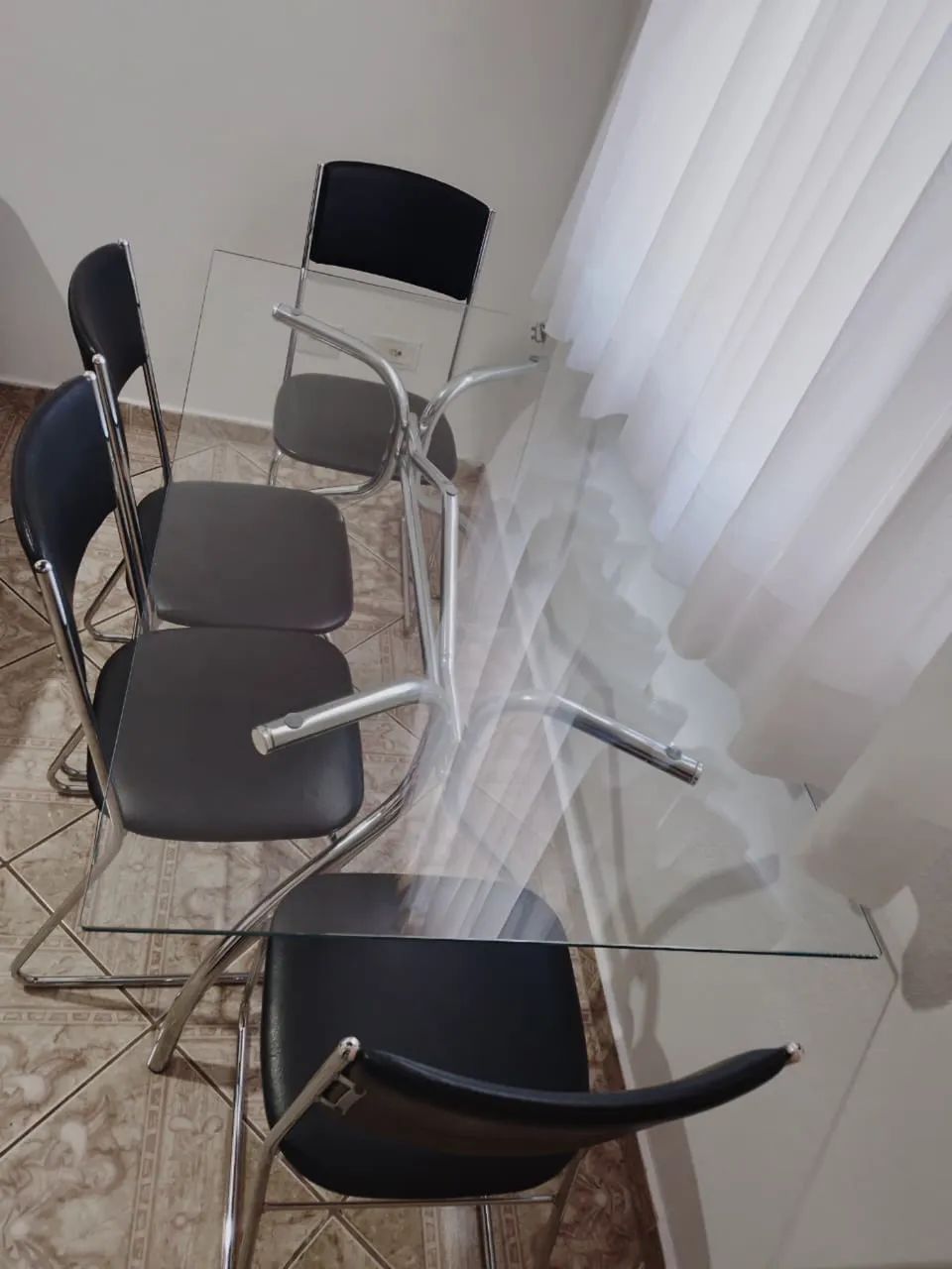 Mesa de Vidro com Base de Alumínio + 4 Cadeiras - Semi-Nova - Foto 2