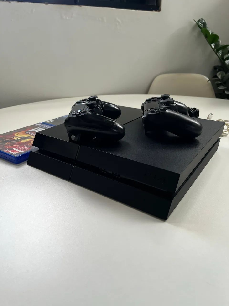 PlayStation 4  com dois controles e jogos  - Foto 4
