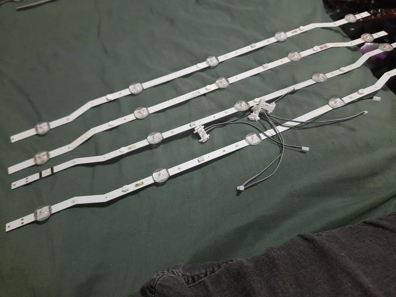 Vendo par de barras de led pra TV samsung 32 polegadas.  UN32J4300.