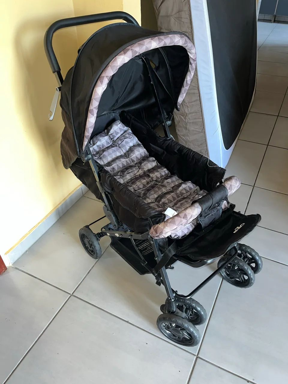 Carrinho de bebê preto ótimo estado  - Foto 2