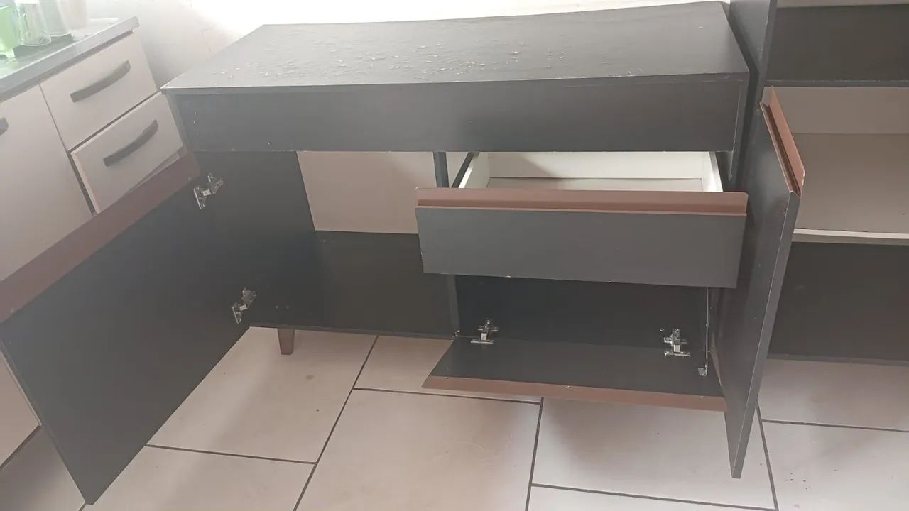 Vendo um sofá, armário de cozinha e uma pia - Foto 2