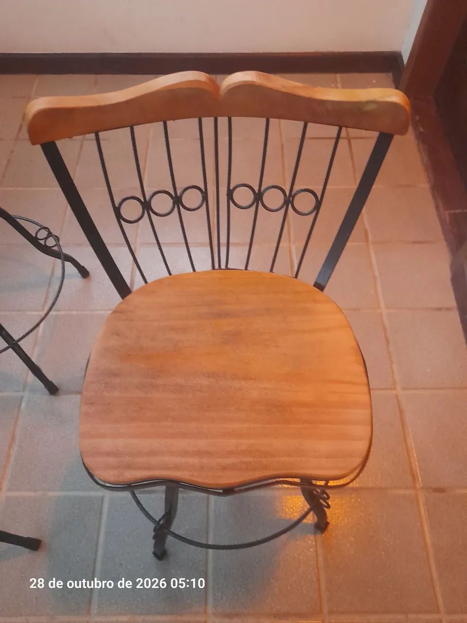 Mesa com  4 cadeiras e banqueta de bebidas - Foto 2