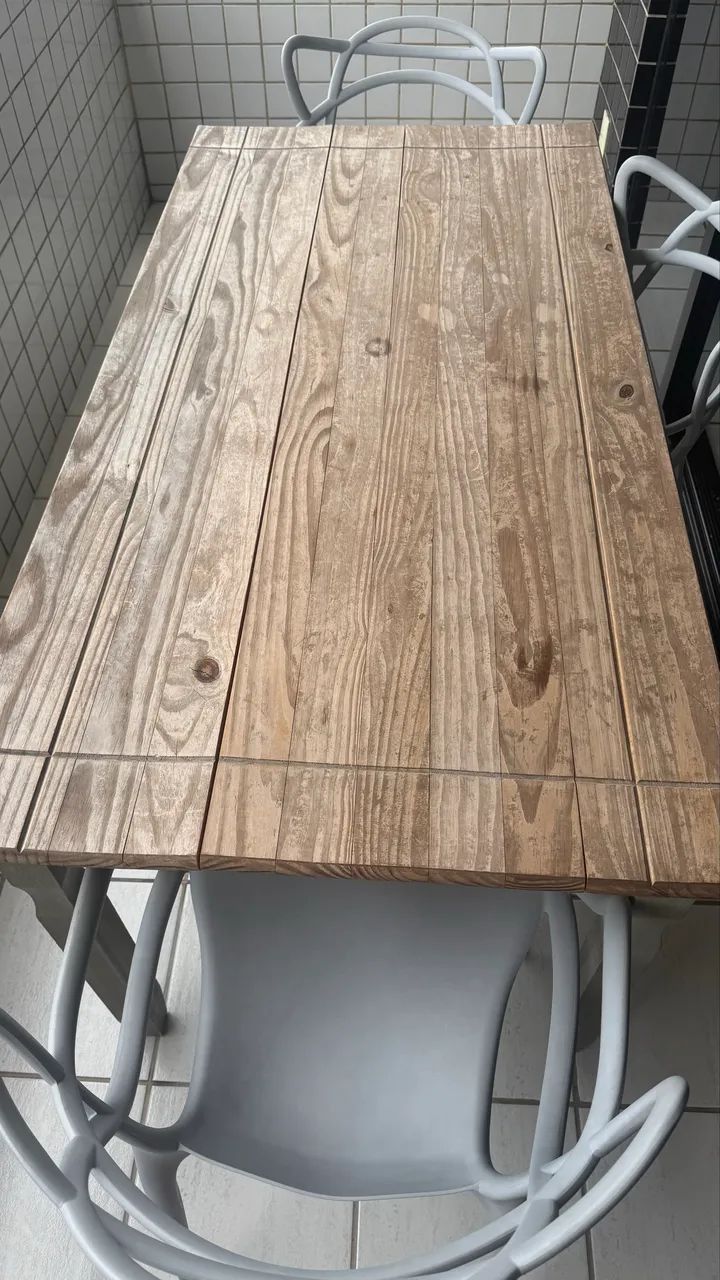 Mesa de madeira com 4 cadeiras  - Foto 2