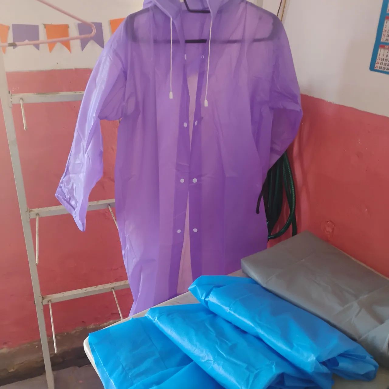 Capa de chuva e guarda chuva