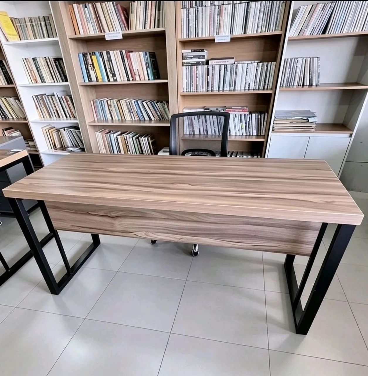 Mesa de escritório 150x60cm com cadeira giratória 