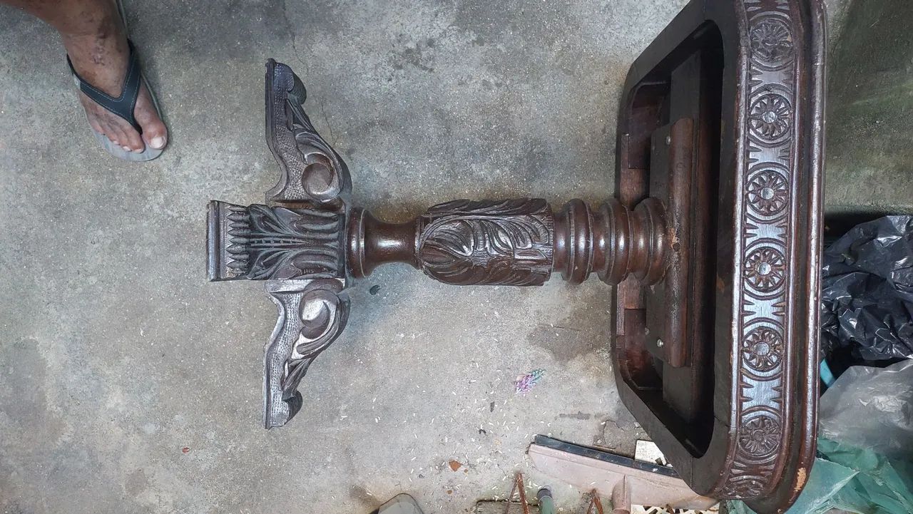 Mesa de canto madeira maciça trabalhada.  - Foto 2