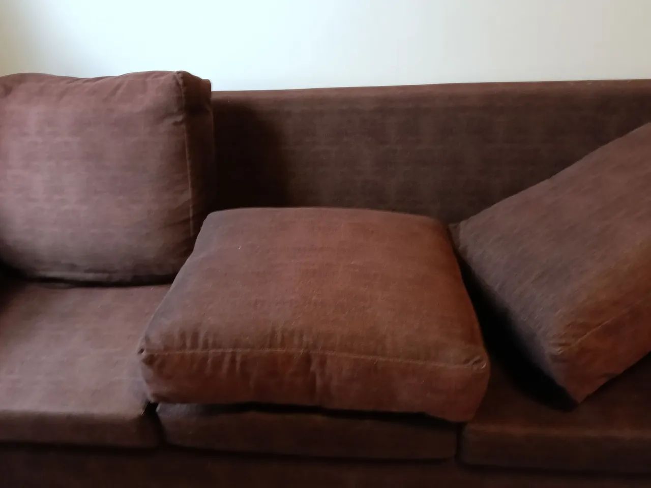 Sofá 3 lugares marrom. Não entrego.