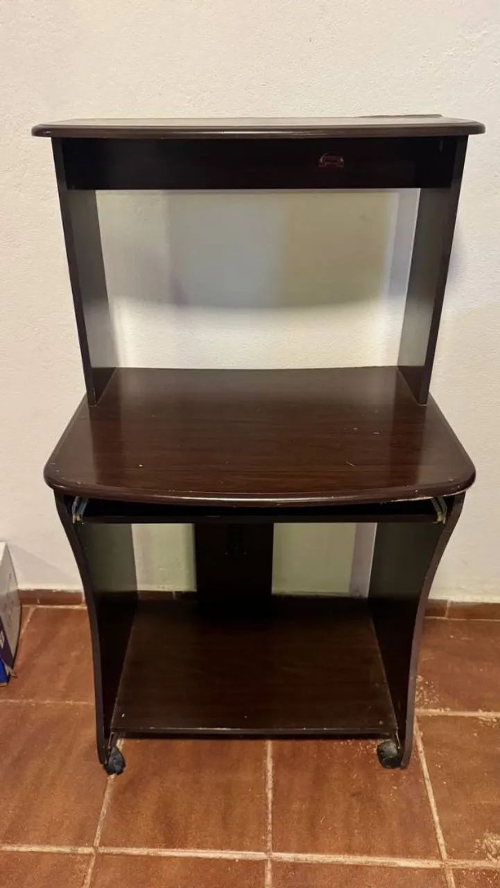 Mesa de computador com rodinhas 