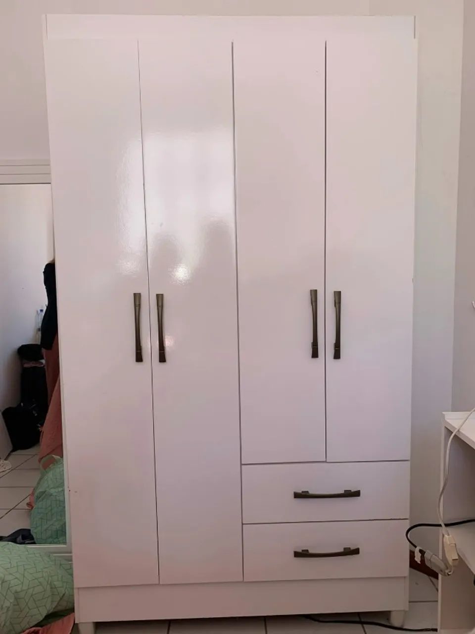 Guarda roupa branco 4 portas 2 gavetas