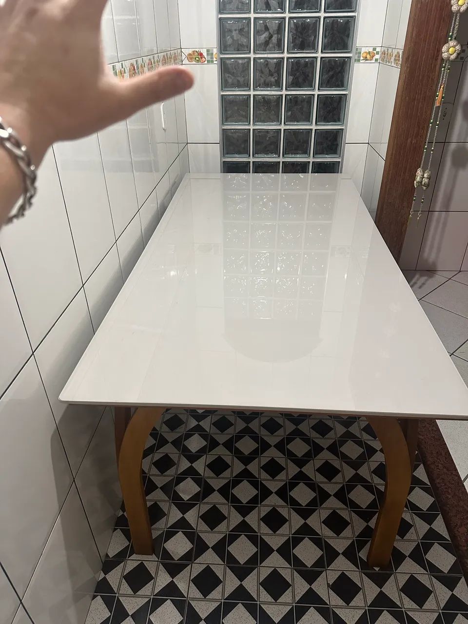 Mesa de vidro na cor branca sem detalhes nova sem cadeiras - Foto 3