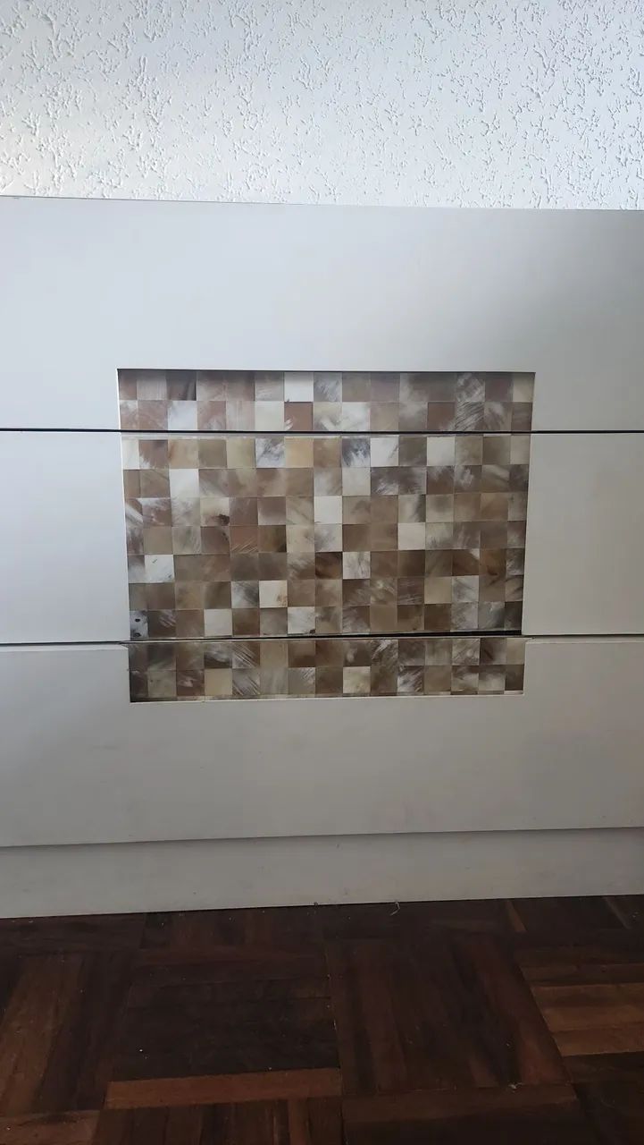 Mesa de cabeceira com gavetas 