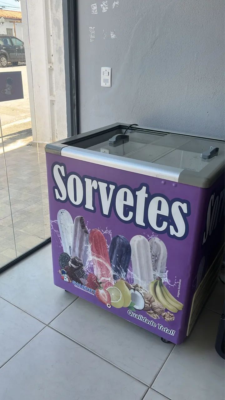 Expositor de bebida e frizzer 