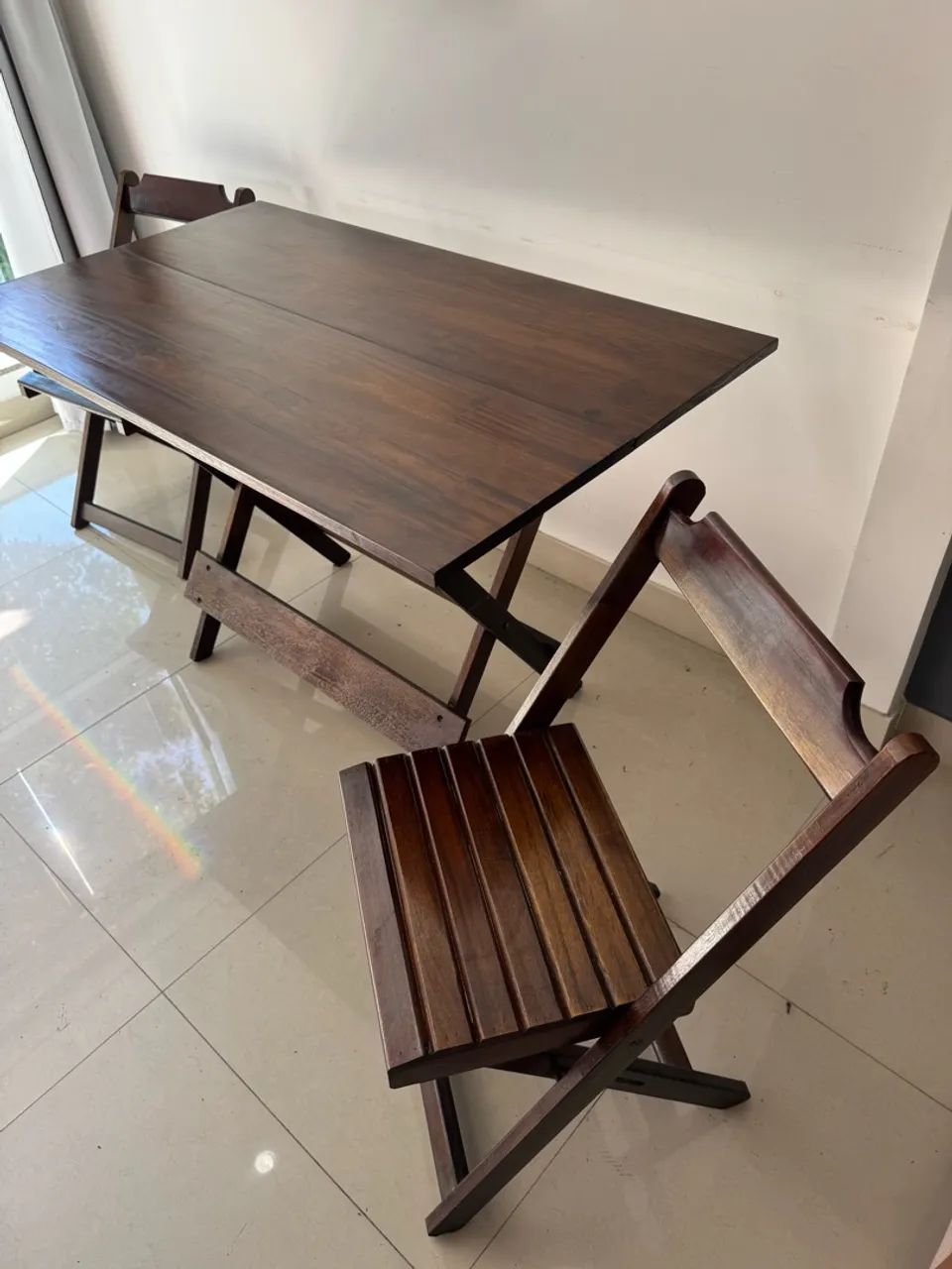 Mesa com 2 cadeiras de madeira - Foto 5