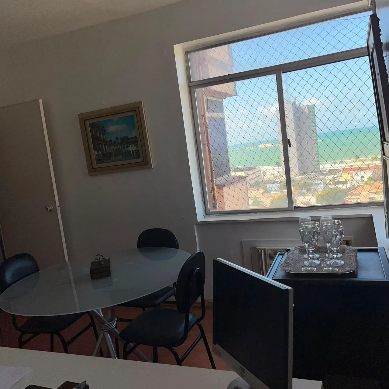 Sala comercial com vista para o mar