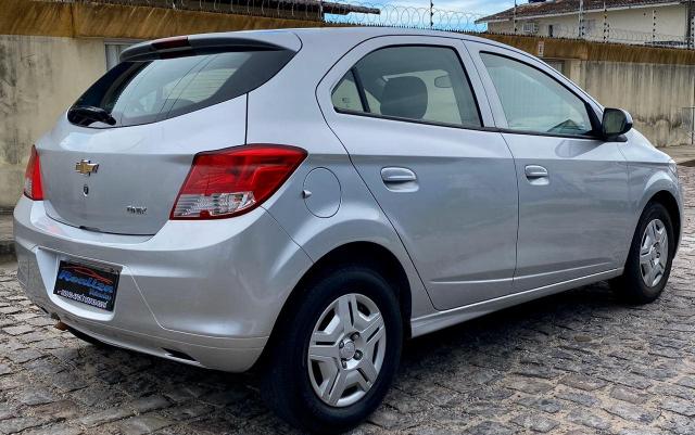 ONIX 2017 completo com apenas 33 mil km - Foto 4