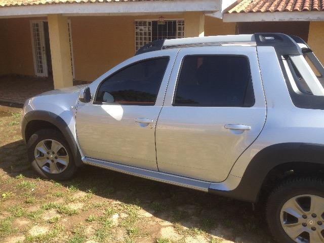 Hilux troca Renault oroch automática - Foto 5