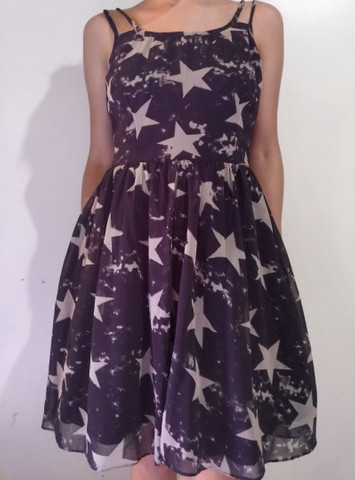 Vestido preto com estampa estrelas
