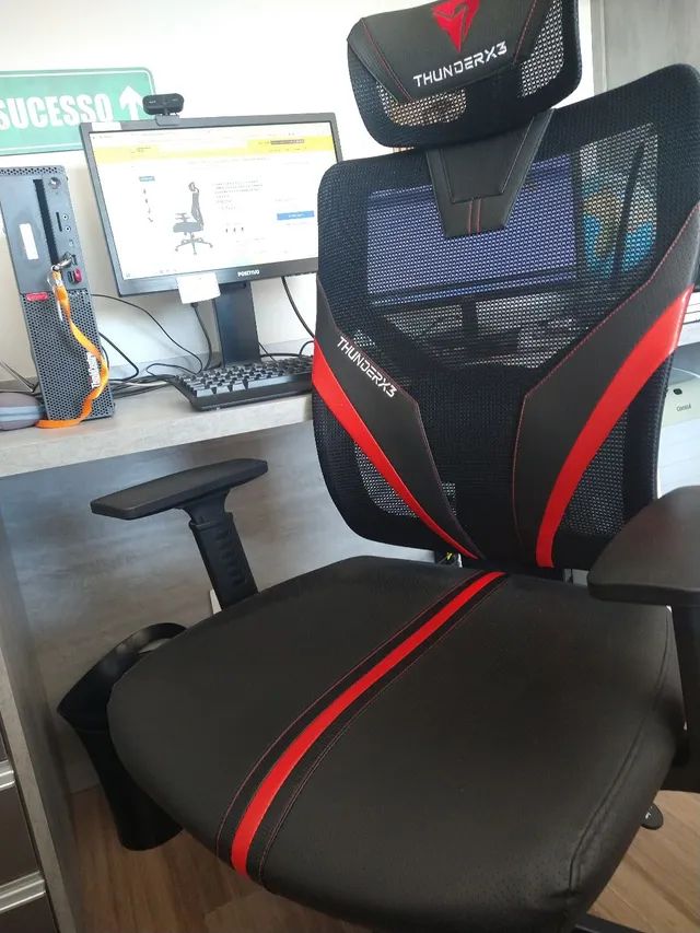 Cadeira de escritório ThunderX3 YAMA1 gamer ergonômica preta e vermelha seminova 