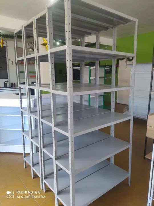 Estantes em aço inoxidável para loja e estoque.. 