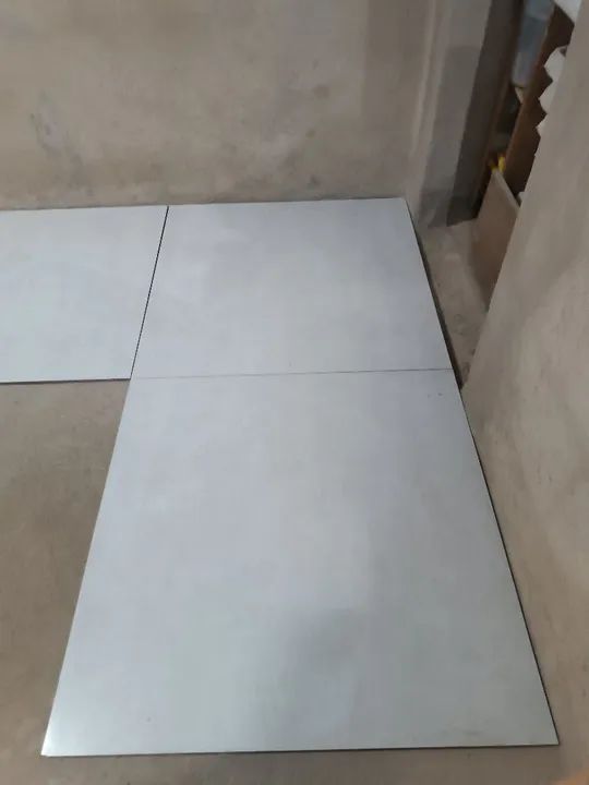 Piso medindo 86x86cm. 