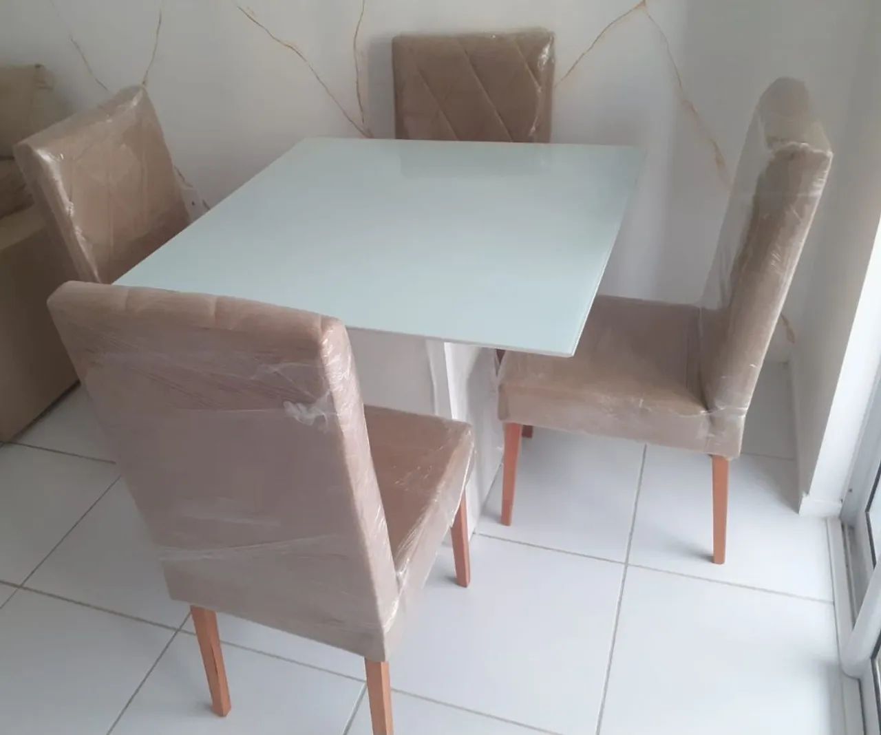 Mesa 90x90 Vidro Laqueado 4 Cadeiras Acolchoadas