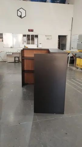 Balcão de recepção em L canelado Vertical preto e amadeirado  - Foto 3