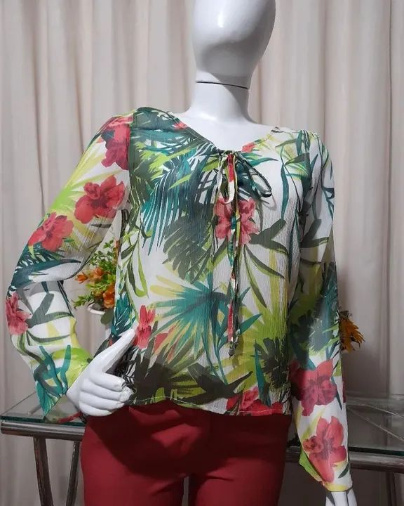 Blusa estampada,  manga comprida, um pouco transparente da YSC.YESSICA.<br>