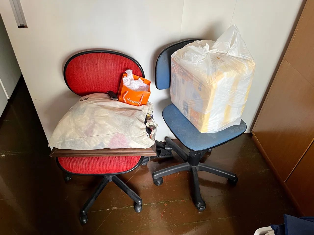 TORRANDO! Duas cadeiras de rodinhas!