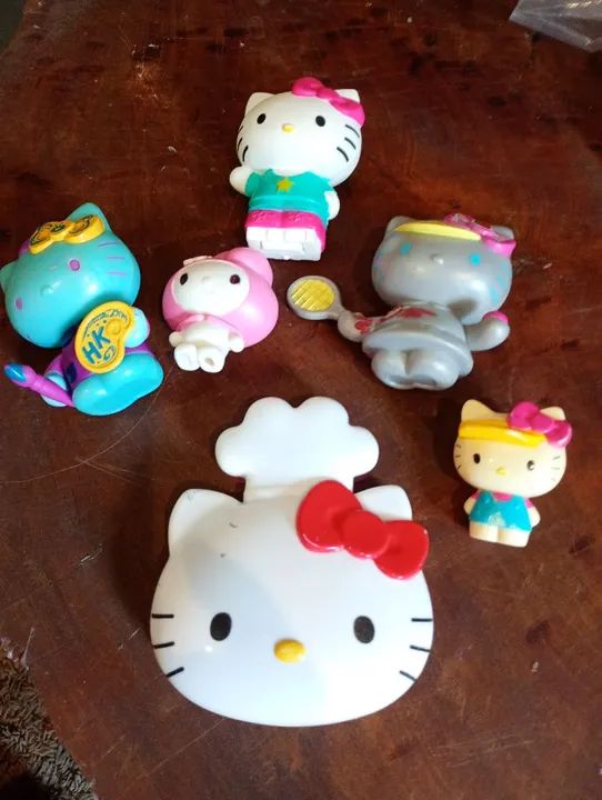 6 Hello Kittys 