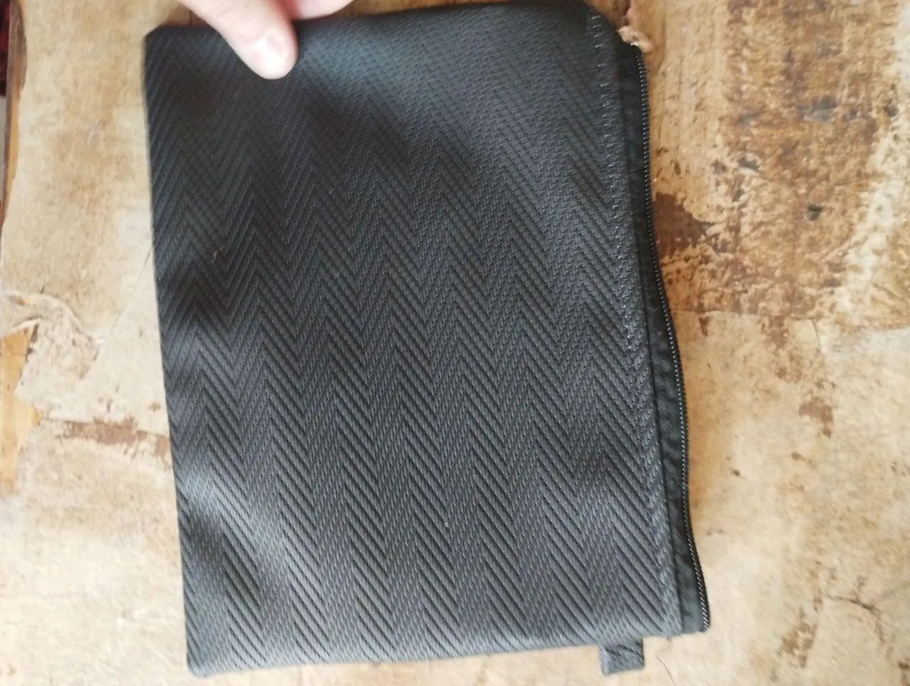 Necessaire Preta. De mão. Com transparência. ARTESANAL. Acompanha dois chaveiros. - Foto 6