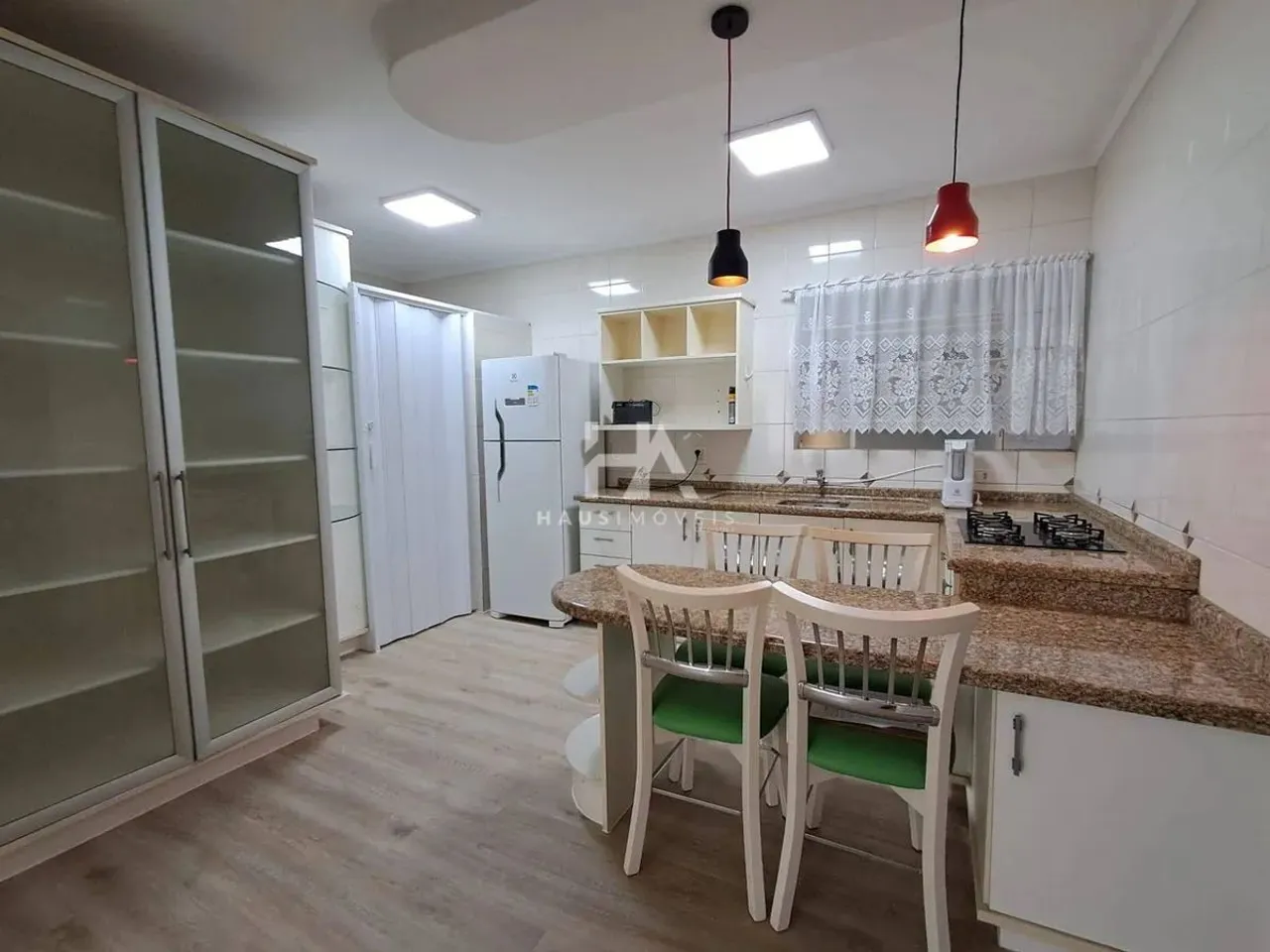 Apartamento para alugar no Centro com 98 m² e 2 dormitórios/quartos disponíveis