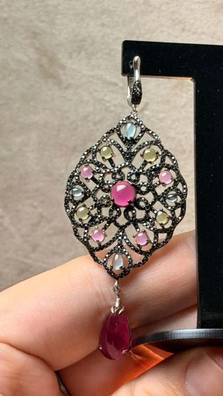 Brincos em Prata 925 com Turmalinas Cabochon e Pedrinhas Pretas - 7,8 cm - Foto 4