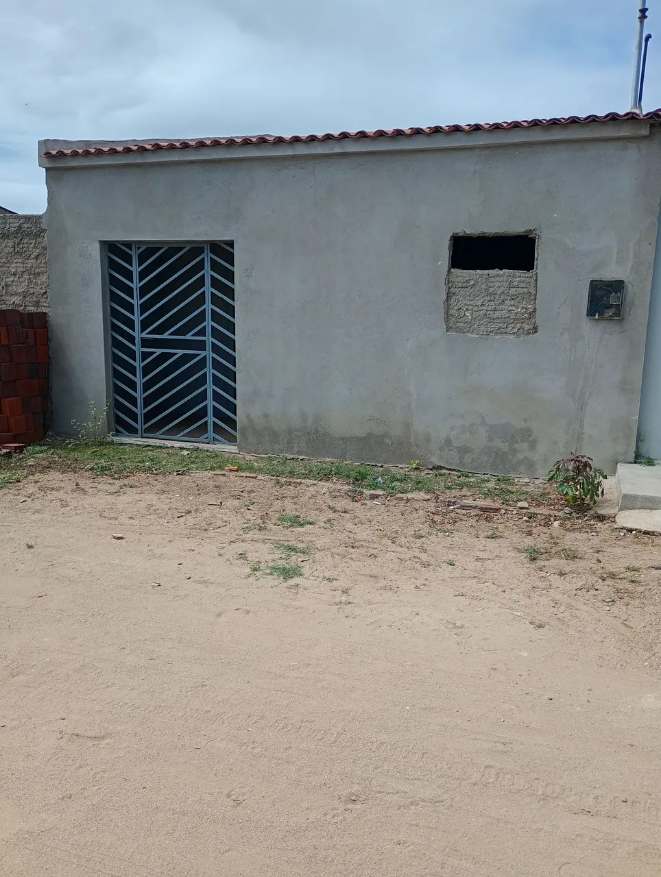 Casa com, 1 area, 2 salas, 2 quartos, 1 cozinha, 1 banheiro, 1 quintal grande,