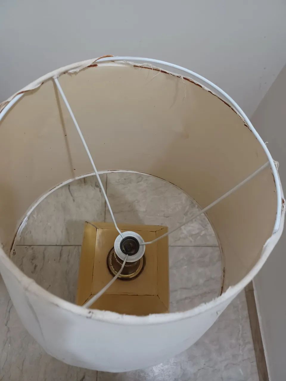 Abajur antigo de madeira.99,00 - Foto 4